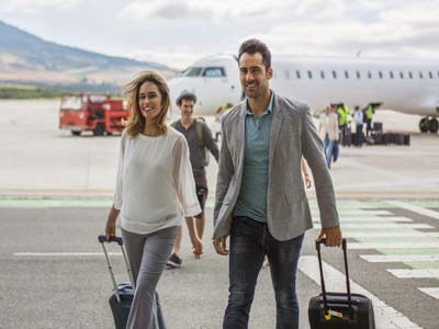 Picture of a couple arriving to Costa Rica