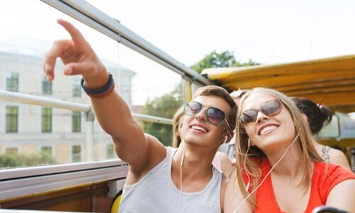 Close-up picture of a tourist couple enjoying a city tour